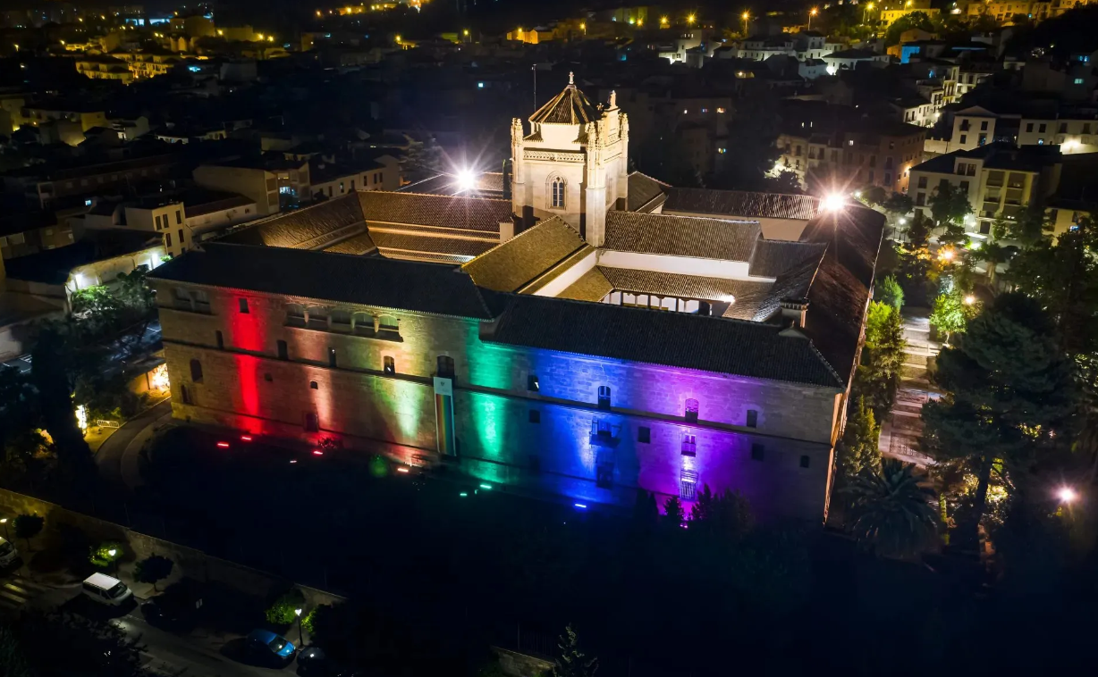 Hospital Real iluminado en conmemoración del día del Orgullo LGTBI