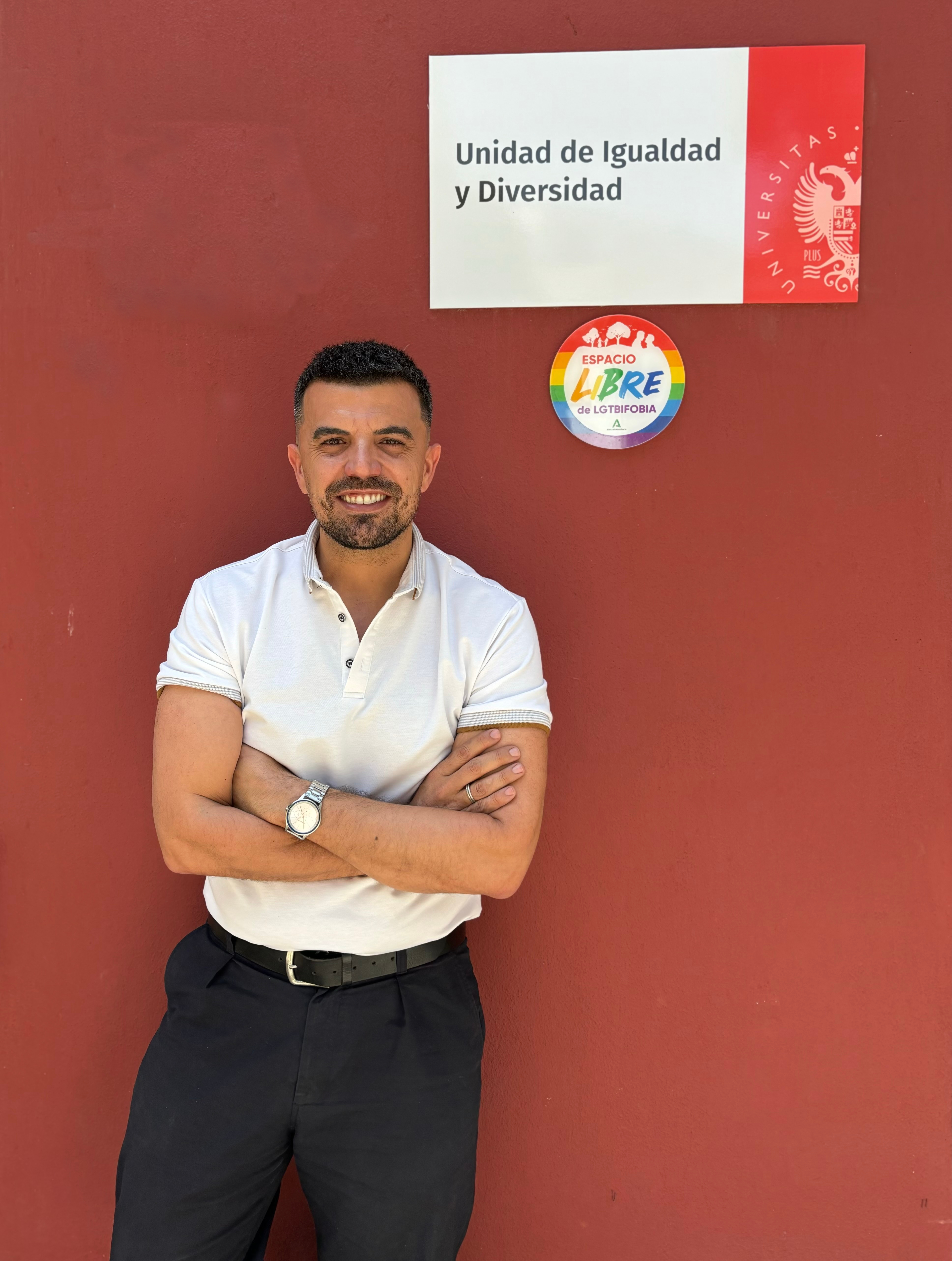 Pedro López C. Graos en la entrada de la Unidad de Igualdad y Diversidad