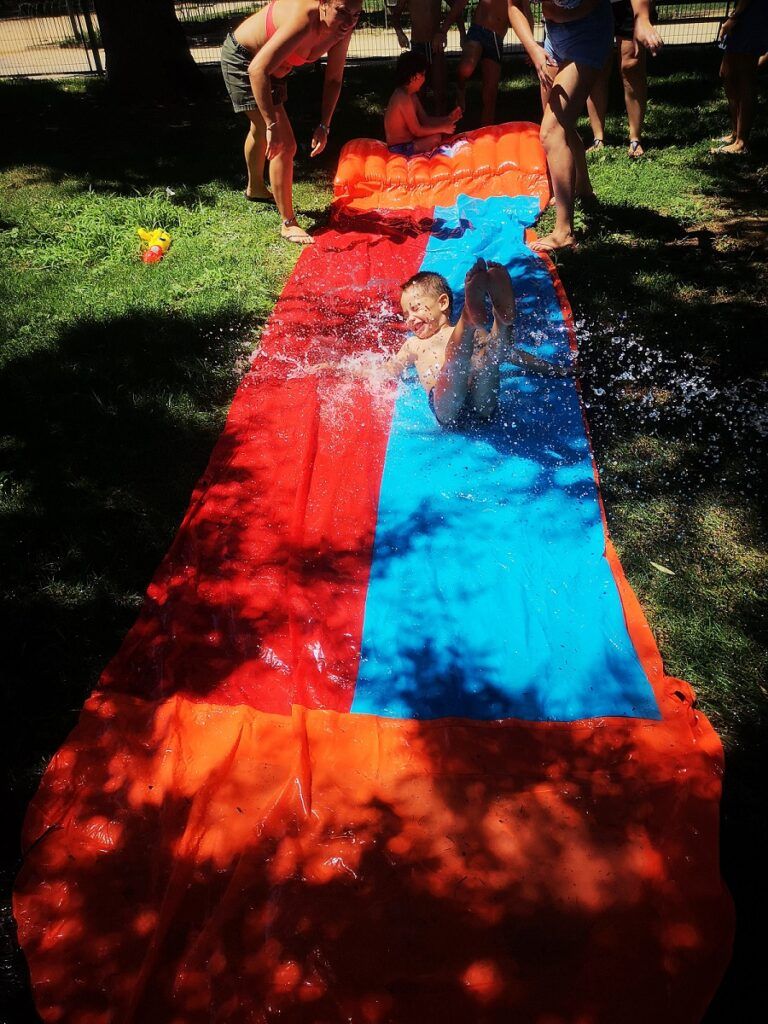 Escuela de verano juego en la colchoneta de agua