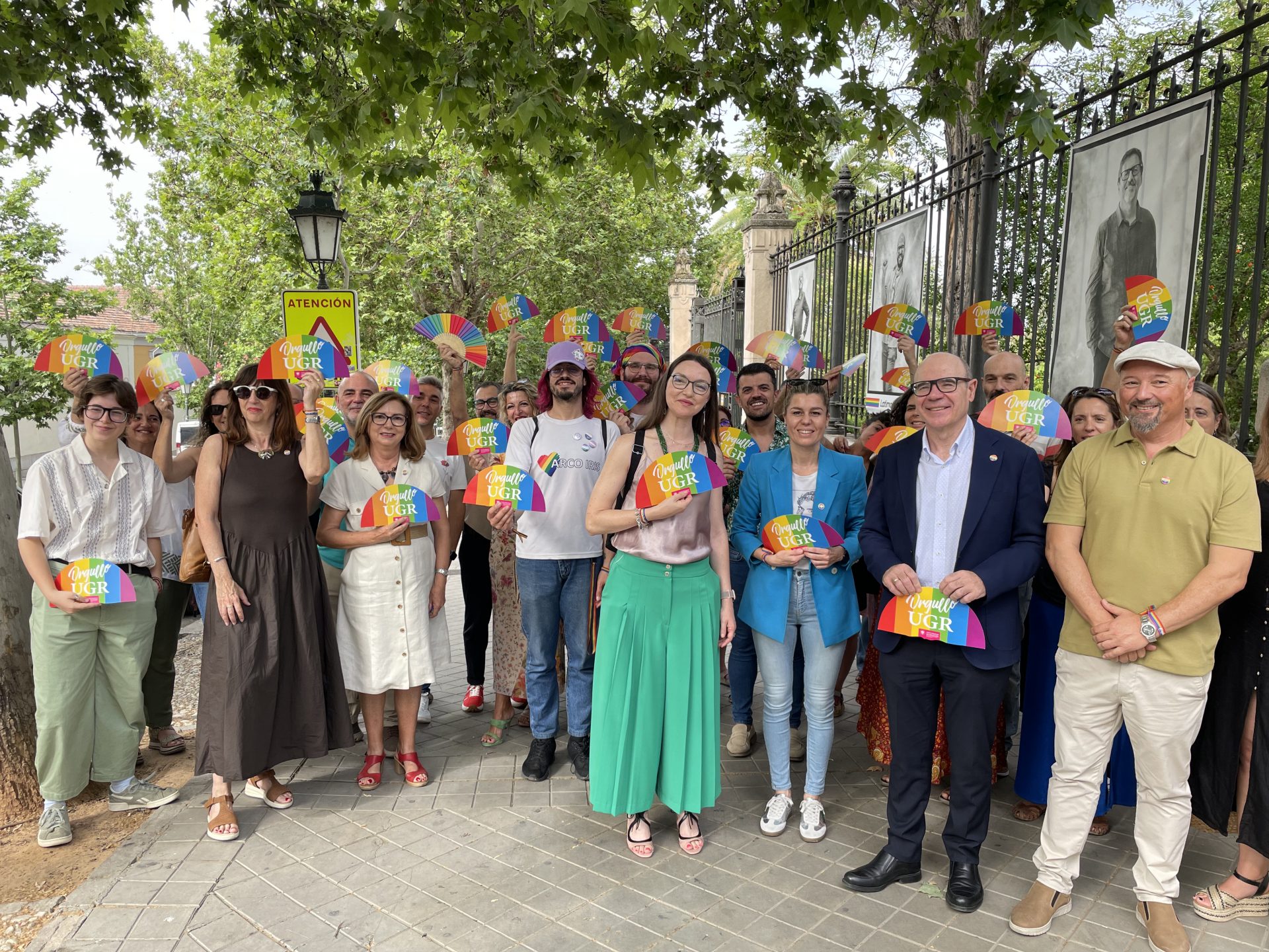 Grupo de personas en la puerta del Hospital Real