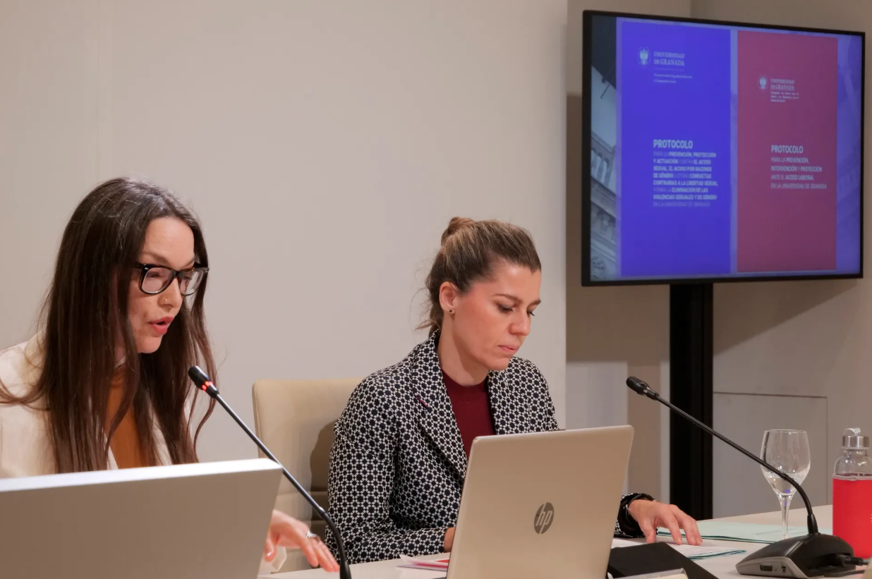 Presentación nuevos protocolos frente al acoso sexual y laboral vicerrectora de igualdad, inclusión y compromiso social junto a la delegada del rector para la salud