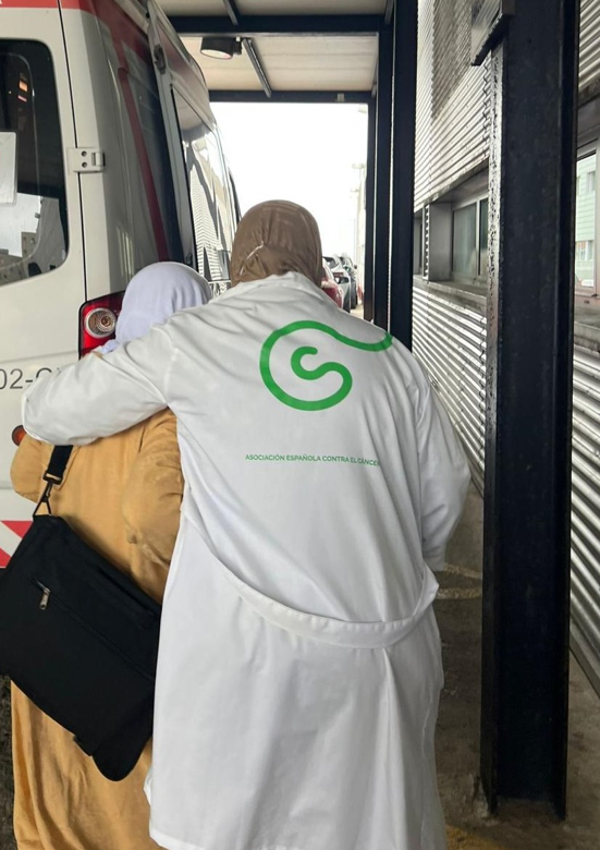 AECC Ceuta voluntaria de la AECC acompañando a una paciente