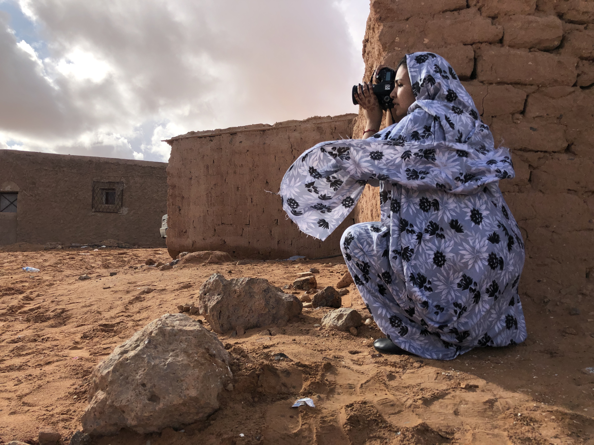 Mujer saharaui haciendo foto