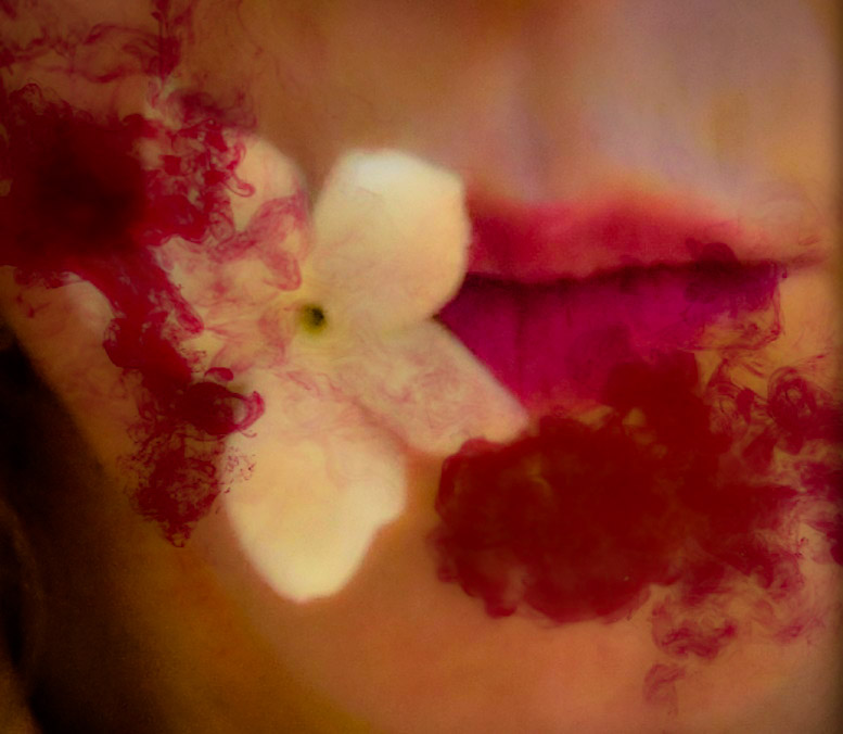 Boca de mujer  sollozando flores