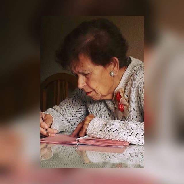 Mujer mayor escribiendo