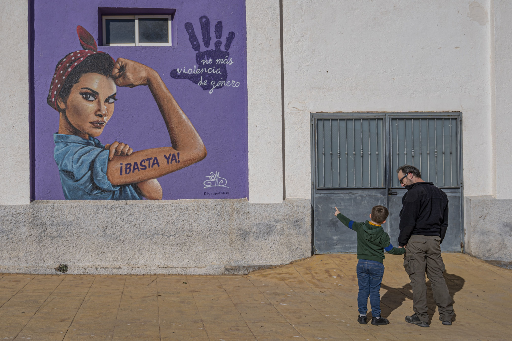 Padre con hijo mirando foto mujer