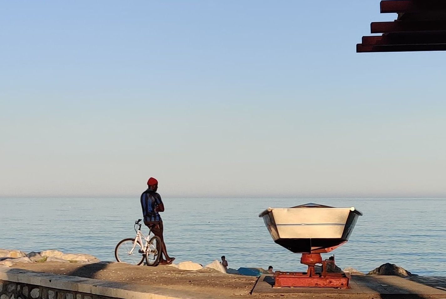 Hombre divisando el mar