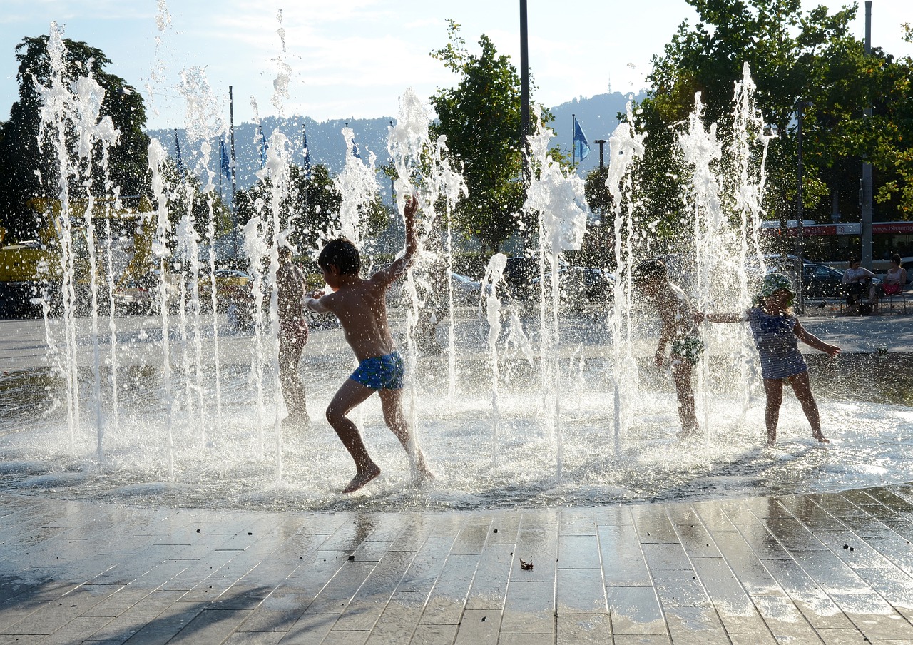 niños jugando con agua