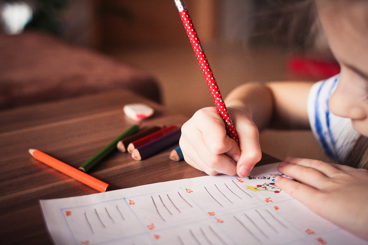 Niña estudiando