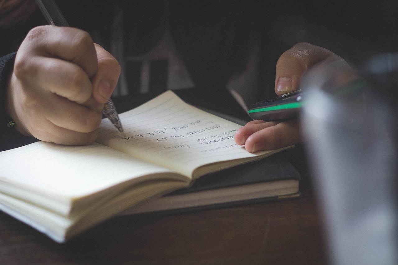 niño escribiendo