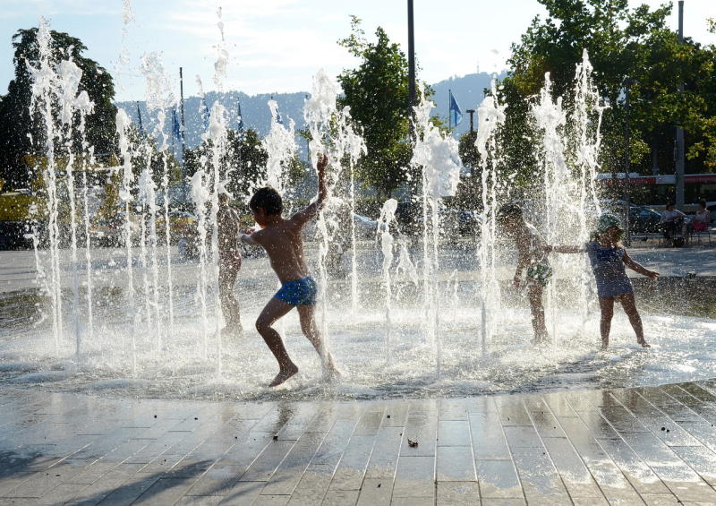 Colonias Urbanas niños jugando en una fuente