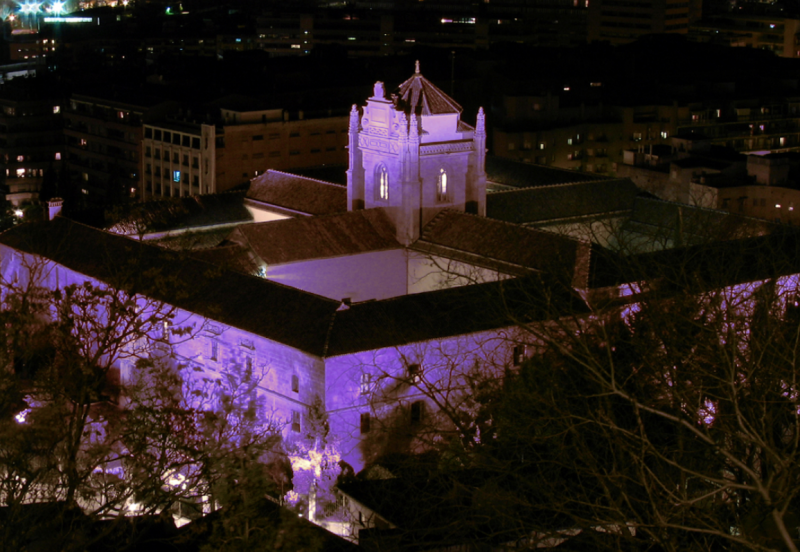 Conmemoración del Día Internacional de las Mujeres en la Universidad de Granada Hospital Real iluminado de color violeta
