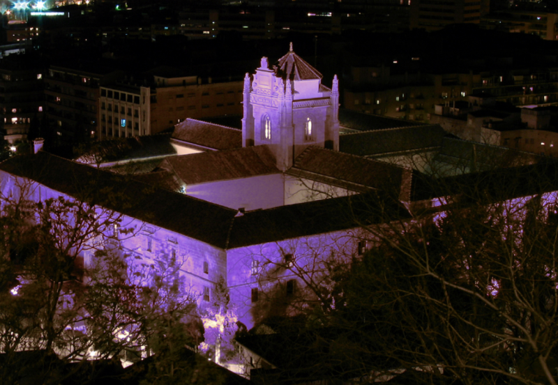 Hospital Real iluminado de color violeta