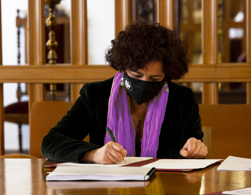 La Universidad de Granada crea el Observatorio de Igualdad Rectora de la UGR firmando la resolución por la que se crea el Observatorio de Igualdad de la Universidad de Granada