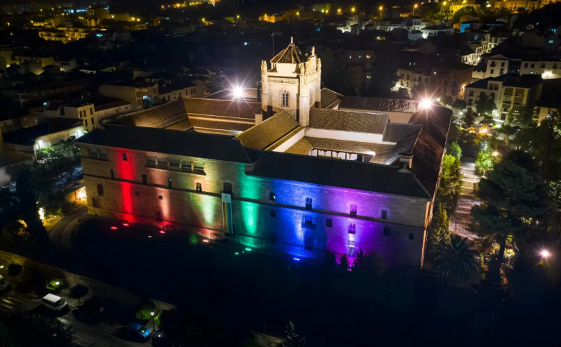 Hospital Real iluminado colores Orgullo Hospital Real iluminado en conmemoración del día del Orgullo LGTBI